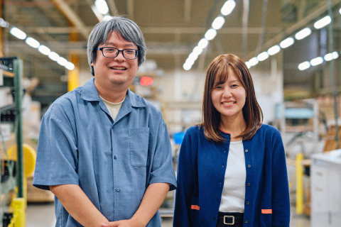 写真：ステーショナリーカンパニーの​宮﨑 敬一氏と​菅野 詩奈氏