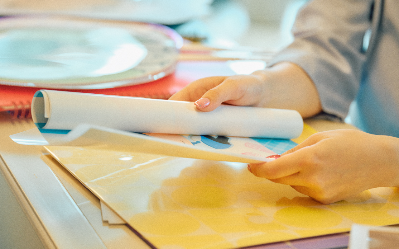 写真：インタビューでポスターを紹介する様子